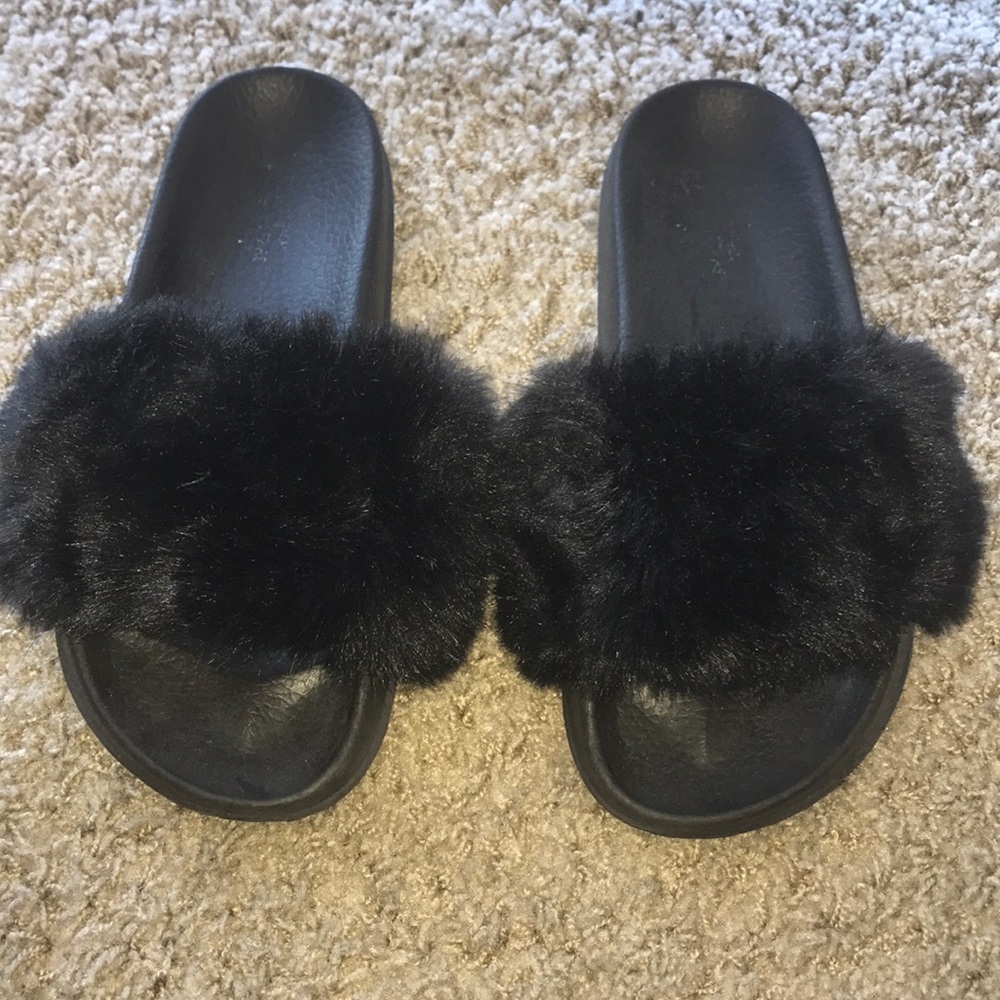 Black furry slides slippers